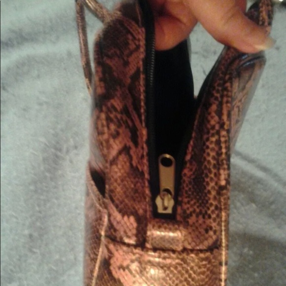 👛 Pink & Black Animal Handbag NWT 👛 - Picture 3 of 6